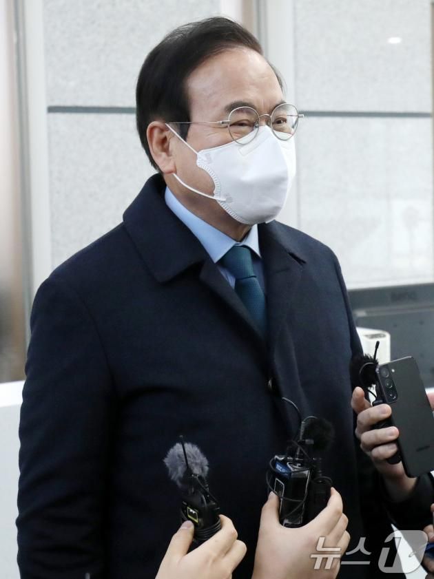 서거석 전북특별자치도 교육감이 21일 전북자치도 전주시 전주지방법원에서 지방자치 교육에 관한 법률 위반 혐의 함소심을 마치고 나와 취재진의 질의에 답변을 하고 있다. 2025.1.21/뉴스1 ⓒ News1 유경석 기자