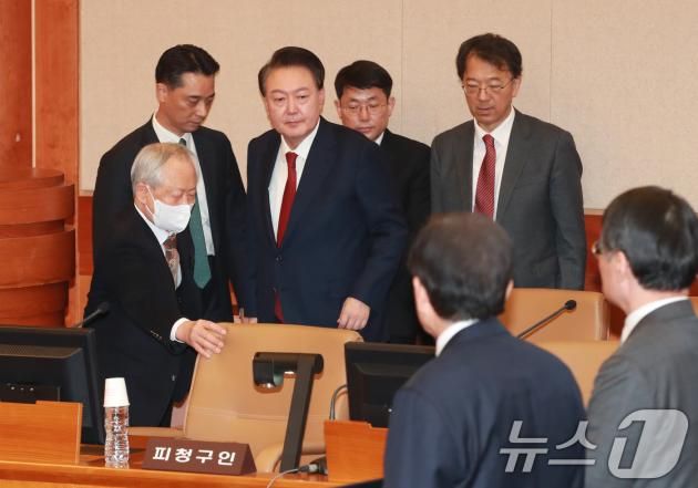 윤석열 대통령이 21일 서울 종로구 헌법재판소에서 열린 탄핵심판 3차 변론기일에 출석하고 있다. 2025.1.21/뉴스1 ⓒ News1 사진공동취재단