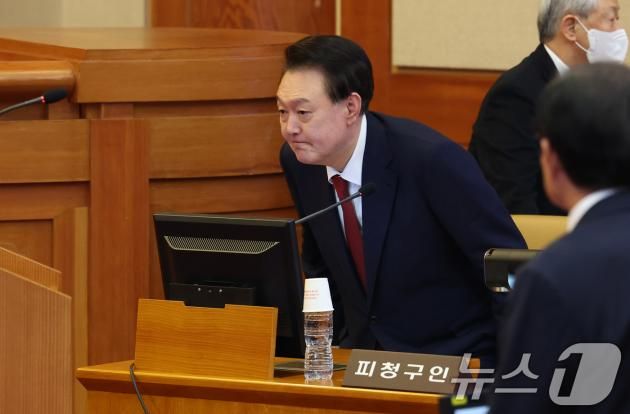 윤석열 대통령이 21일 서울 종로구 헌법재판소에서 열린 탄핵심판 3차 변론기일에 출석하고 있다. 2025.1.21/뉴스1 ⓒ News1 사진공동취재단