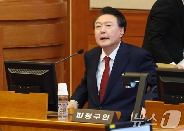 윤석열 대통령이 21일 서울 종로구 헌법재판소에서 열린 탄핵심판 3차 변론기일에 출석해 있다. 2025.1.21/뉴스1 ⓒ News1 사진공동취재단