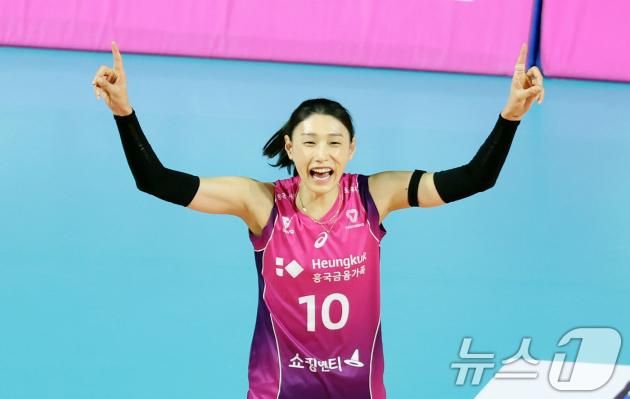 21일 인천시 부평구 삼산월드체육관에서 열린 프로배구 여자부 '도드람 2024-2025 V-리그' 흥국생명과 IBK기업은행의 경기에서 흥국생명 김연경이 득점에 기뻐하고 있다. 2025.1.21/뉴스1 ⓒ News1 이승배 기자