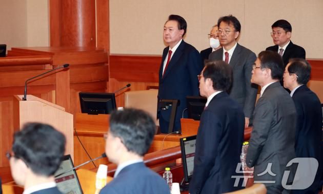 윤석열 대통령이 21일 오후 서울 종로구 재동 헌법재판소에서 열린 탄핵심판 3차 변론기일에 출석하고 있다. 2025.1.21/뉴스1 ⓒ News1 사진공동취재단