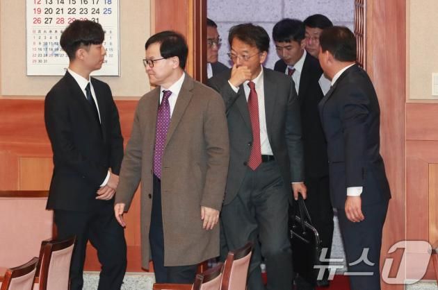윤석열 대통령 측 변호인단이 21일 서울 종로구 헌법재판소에서 열린 윤 대통령 탄핵심판 3차 변론기일에 출석하고 있다. 2025.1.21/뉴스1 ⓒ News1 사진공동취재단
