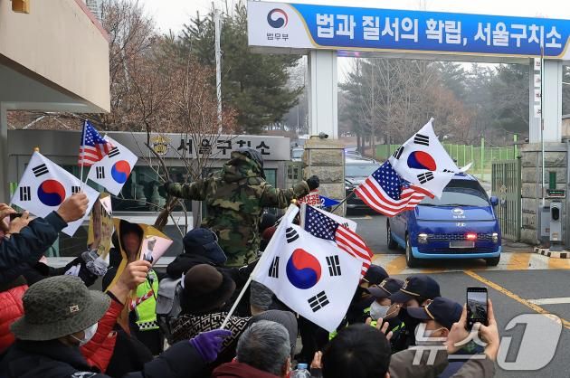 21일 오후 경기도 의왕시 서울구치소에서 윤석열 대통령이 탄 법무부 호송차량이 대통령경호처 호송을 받으며 헌법재판소로 출발하고 있다. 구속영장 발부로 신병이 구속된 상태인 윤 대통령은 탄핵 사건 변론기일에 직접 출석하기로 결정했다. 2025.1.21/뉴스1 ⓒ News1 박정호 기자