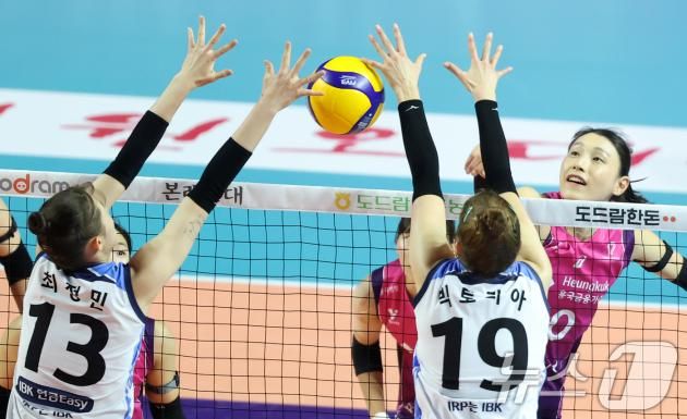 21일 인천시 부평구 삼산월드체육관에서 열린 프로배구 여자부 '도드람 2024-2025 V-리그' 흥국생명과 IBK기업은행의 경기에서 흥국생명 김연경이 공격하고 있다. 2025.1.21/뉴스1 ⓒ News1 이승배 기자