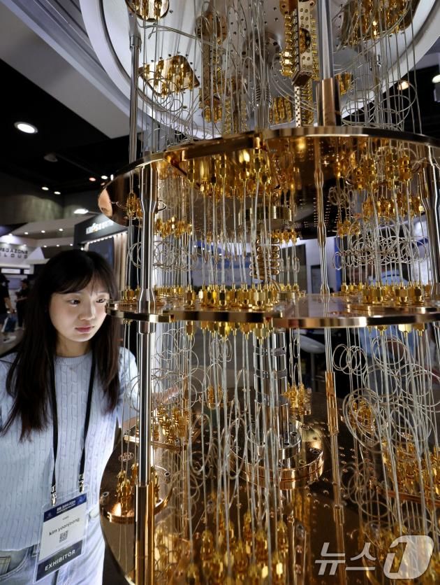 25일 오후 경기 고양시 킨텍스에서 열린 퀀텀 코리아 2024에 참가한 한국표준과학연구원 관계자가 양자컴퓨터 모형을 설명하고 있다. 2024.6.25/뉴스1 ⓒ News1 장수영 기자