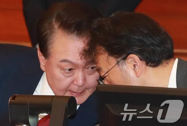 윤석열 대통령이 21일 오후 서울 종로구 재동 헌법재판소에서 열린 탄핵심판 3차 변론기일에 출석해 변호사와 대화하고 있다. 2025.1.21/뉴스1 ⓒ News1 사진공동취재단