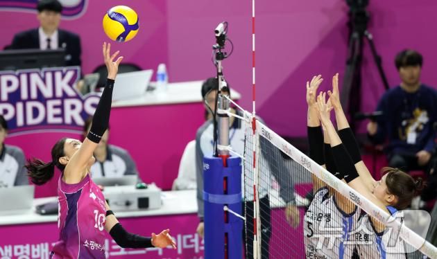 21일 인천시 부평구 삼산월드체육관에서 열린 프로배구 여자부 '도드람 2024-2025 V-리그' 흥국생명과 IBK기업은행의 경기에서 흥국생명 김연경이 공격하고 있다. 2025.1.21/뉴스1 ⓒ News1 이승배 기자