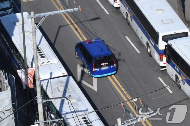 탄핵심판 4차 변론이 열리는 23일 오후 윤석열 대통령이 탑승한 호송차량이 서울 종로구 헌법재판소로 향하고 있다. 2025.1.23/뉴스1 ⓒ News1 사진공동취재단