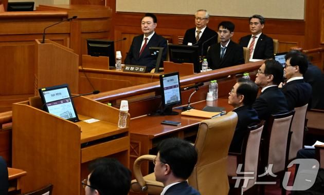 윤석열 대통령이 23일 오후 서울 종로구 헌법재판소에서 열린 탄핵심판 4차 변론기일에 출석해 있다. 2025.1.23/뉴스1 ⓒ News1 사진공동취재단