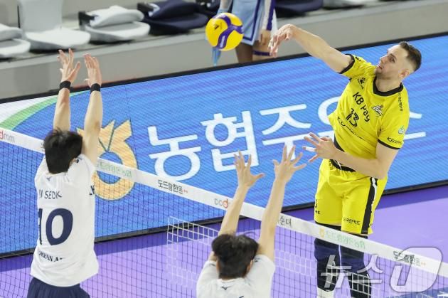 29일 오후 인천 계양체육관에서 열린 프로배구 '도드람 2024-2025 V-리그' 대한항공 점보스와 KB손해보험 스타즈의 경기에서 KB손해보험 비예나가 공격을 시도하고 있다. 2024.12.29/뉴스1 ⓒ News1 민경석 기자