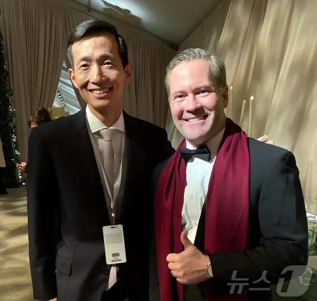 김동관 한화그룹 부회장이 미국 워싱턴DC에서 열린 도널드 트럼프 미국 대통령 취임식 및 만찬 무도회에 참석하고, 새 정부 주요 인사들을 만나 소통하며 글로벌 네트워크를 다졌다. 사진은 김 부회장과 마이크 왈츠 국가안보보좌관(한화그룹 제공) 2025.1.22/뉴스1 ⓒ News1 박종홍 기자