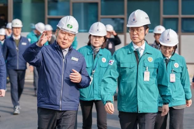 최원호 원자력안전위원장이 23일 경상북도 경주시 소재 월성 원자력발전소를 찾아 현장 관계자로부터 설명을 듣고 있다. (원자력안전위원회 제공) 2025.01.23 /뉴스1