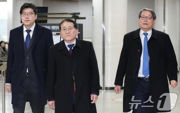 25일 오후 서울 서초구 서울고등법원에서 열린 '김학의 불법 출국금지' 2심 선고 공판에 출석한 조국혁신당 이규원 대변인(왼쪽), 차규근 의원(가운데), 이광철 전 청와대 민정비서관이 법원을 나서고 있다. 2024.11.25/뉴스1 ⓒ News1 김명섭 기자