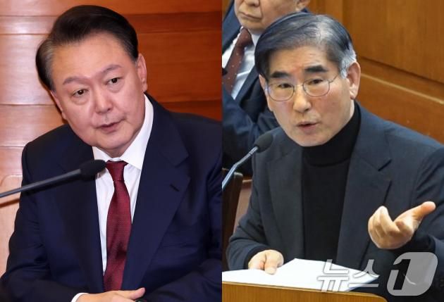 윤석열 대통령(왼쪽)과 김용현 전 국방부 장관이 23일 오후 서울 종로구 헌법재판소에서 열린 탄핵심판 4차 변론기일에 출석해 있다. (사진공동취재단/헌재 제공)2025.1.23/뉴스1 ⓒ News1 사진공동취재단