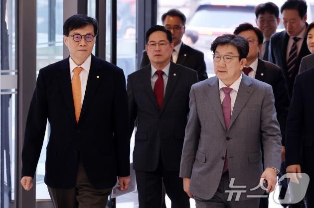 권성동 국민의힘 원내대표가 22일 서울 중구 한국은행에서 이창용 한은 총재와 대화를 나누며 회의장으로 이동하고 있다. 권 원내대표는 이 총재를 만나 금리와 환율 등 최근 경제 상황 전반에 대한 이야기를 나눌 예정이다. 2025.1.22/뉴스1 ⓒ News1 박지혜 기자