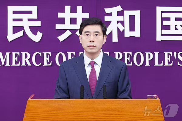 허야둥 중국 상무부 대변인이 23일 정례 브리핑에서 취재진의 질문에 답하고 있다. 출처=중국 상무부 홈페이지 ⓒ News1 강민경 기자