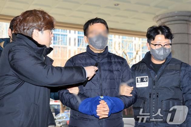 서울서부지방법원 폭력 집단난동 사태 당시 판사실에 침입한 40대 남성 이모 씨가 23일 오후 서울 마포구 서울서부지법에서 열린 영장실질심사에 출석하고 있다. 이 씨는 전광훈 목사가 이끄는 사랑제일교회의 '특임 전도사'로 알려졌으며, 지난 19일 서부지법 7층까지 올라가 판사의 집무실 출입문을 부수고 침입한 혐의로 긴급체포됐다.(공동취재) 2025.1.23/뉴스1 ⓒ News1 민경석 기자