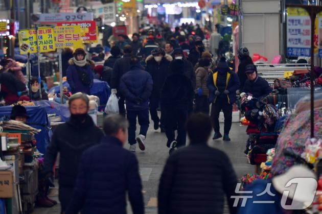 경북 포항시 북구 죽도시장이 제수용품 등을 구입하기 위해 나온 시민들로 붐비고 있다. 기사 내용과 관련 없음. /뉴스1 ⓒ News1 최창호 기자