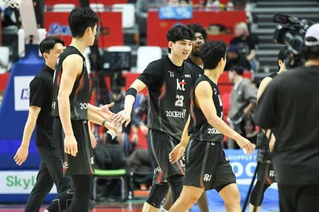 서울 삼성을 꺾고 4연패에서 벗어난 수원 KT. (KBL 제공)