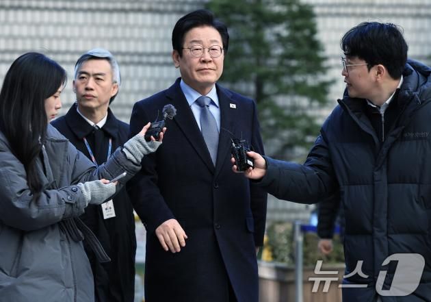 이재명 더불어민주당 대표가 23일 오후 서울 서초구 서초중앙로 서울고등법원에서 열린 공직선거법 위반 항소심 1회 공판에 출석하며 취재진의 질문공세를 받고 있다. 지난 대선 당시 대장동 개발 사업과 관련해 