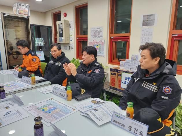 경기도소방재난본부가 설 명절을 앞둔 24일 광명전통시장을 방문해 '현장안전지도'를 실시하고 있다. (경기도소방재난본부 제공) 2025.1.24/뉴스1