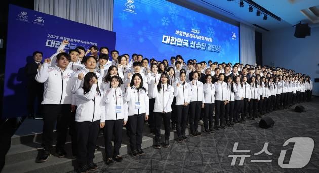 유인촌 문화체육관광부 장관과 유승민 대한체육회장 당선인을 비롯한 선수단이 24일 서울 송파구 올림픽파크텔 올림피아홀에서 열린 '2025 하얼빈 동계아시안게임' 대한민국 선수단 결단식에서 파이팅을 하고 있다. 2025.1.24/뉴스1 ⓒ News1 김성진 기자