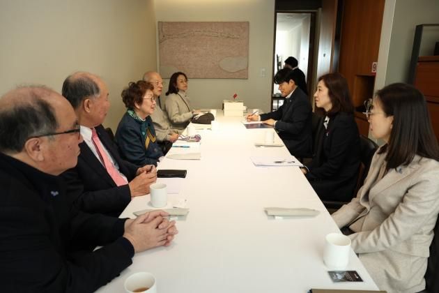 24일 김수경 통일부 차관이 '6·25전쟁 납북인사 가족협의회' 임원진과 만나 올해 첫 법정기념일로 제정된 '6·25전쟁 납북자 기억의 날'(6월 28일) 행사 관련 간담회를 진행했다고 밝혔다. (통일부 제공)