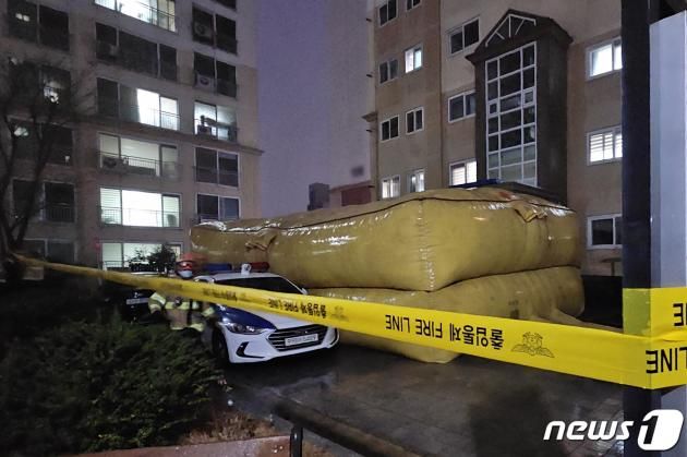 2023년 12월 11일 경남 사천시에서 20대 남성 A씨가 30대 여성을 대상으로 인질극을 벌인 현장에 에어매트가 설치돼 있다. 2023.12.11/뉴스1 ⓒ News1 한송학 기자