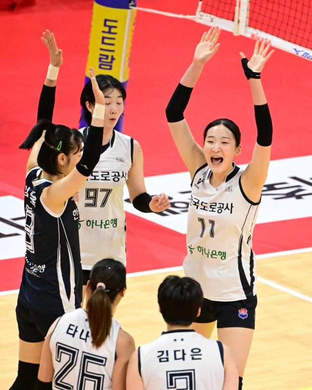 블로킹 7개를 잡아낸 한국도로공사의 미들블로커 김세빈(오른쪽)이 기뻐하고 있다. (한국배구연맹 제공)