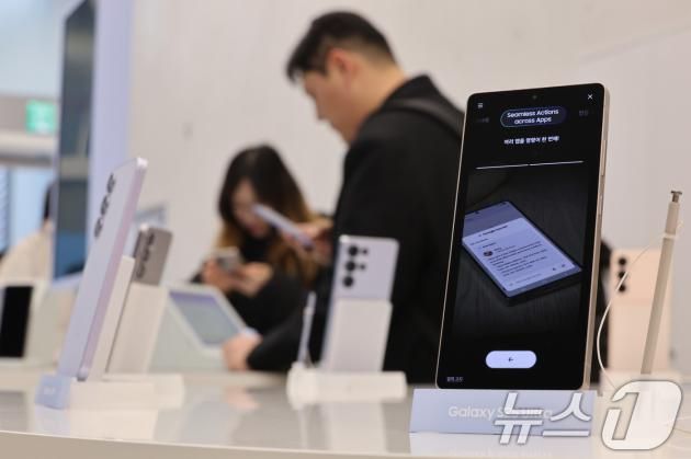 23일 서울 서초구 삼성스토어 삼성강남에서 고객들이 삼성전자의 최신 스마트폰 갤럭시 S25 시리즈를 살펴보고 있다. 삼성전자는 인공지능(AI) 기능을 대폭 강화한 갤럭시 S25 시리즈 사전 판매를 오는 24일부터 2월 3일까지 진행한다. 갤럭시 S25는 115만 5000원부터, S25+와 S25 울트라는 각각 135만 3000원과 169만 8400원부터 판매된다. 2025.1.23/뉴스1 ⓒ News1 신웅수 기자