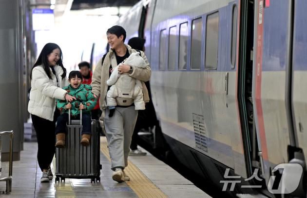 설 연휴를 하루 앞둔 24일 서울 용산구 서울역에서 귀성길을 떠나는 가족이 기차로 향하고 있다. 2025.1.24/뉴스1 ⓒ News1 장수영 기자
