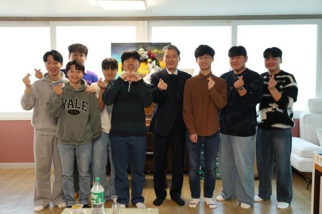 그룹홈 '가족'을 찾은 김영호 장관. (통일부 제공)