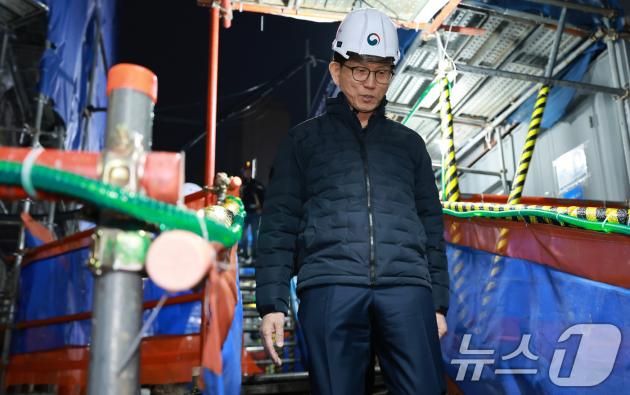 김문수 고용노동부 장관이 지난 12월 2일 오전 서울 서대문구 영천구 한 주택재개발 정비사업 현장을 찾아 겨울철 건설현장 안전관리 실태를 점검하고 있다.