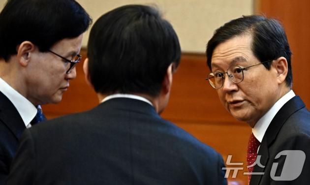 윤갑근 변호사가 등 윤석열 대통령 법률대리인단이 23일 오후 서울 종로구 헌법재판소에서 열린 윤석열 대통령 탄핵 심판 4차 변론기일에 출석해 대화하고 있다. 2025.1.23/뉴스1 ⓒ News1 사진공동취재단