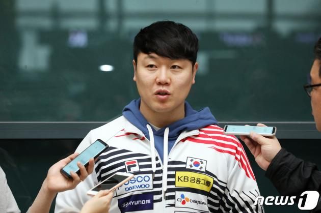 봅슬레이 국가대표 원융종이 11일 오후 인천국제공항을 통해 입국, 취재진 질문에 답하고 있다. 2019.3.11/뉴스1 ⓒ News1 황기선 기자