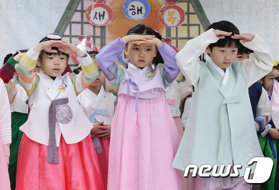 설 명절을 앞두고 서울 송파구 삼전초록어린이집에서 설빔을 입은 어린이들이 예절교육을 배우고 있다. 2024.2.5/뉴스1 ⓒ News1 박지혜 기자