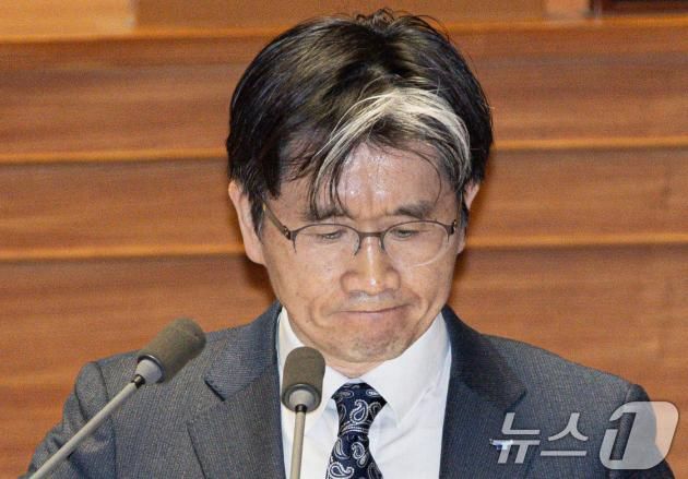 오동운 고위공직자범죄수사처(공수처)이 23일 오후 서울 여의도 국회 본회의장에서 열린 제421회 국회(임시회) 제2차 본회의에서 송석준 국민의힘 의원의 서울서부지방법원 불법적 폭동사태 관련 긴급현안질문을 듣고 있다. 2025.1.23/뉴스1 ⓒ News1 이재명 기자