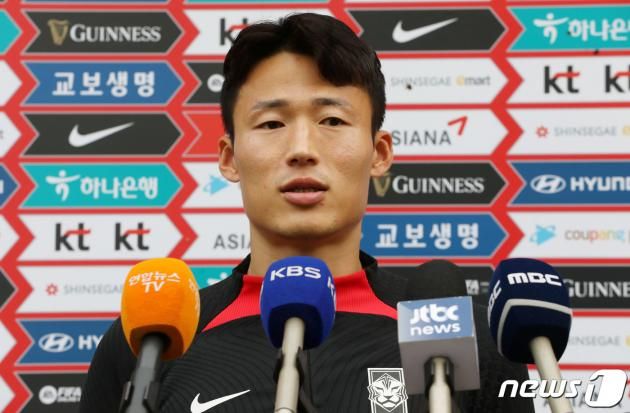 축구대표팀 손준호 선수가 9일 오후 경기 파주 축구대표팀 트레이닝센터(NFC)에서 훈련 전 취재진과 인터뷰를 하고 있다. 2022.11.9/뉴스1 ⓒ News1 박세연 기자