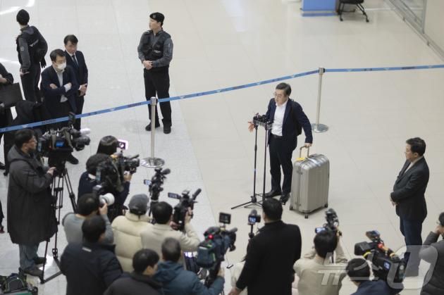 김동연 경기도지사가 인천국제공항에서 다보스포럼 관련 브리핑을 하고 있다.(경기도 제공)