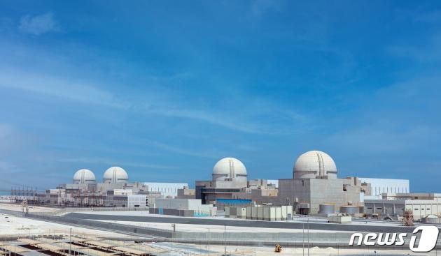 UAE 원전사업의 주계약자인 한국전력공사와 발주사인 UAE원자력공사(ENEC)는 UAE원전 최종호기인 4호기의 건설역무단계를 완료하고 운영준비단계에 진입했다고 9일 밝혔다. 4호기는 2015년 7월 원자로건물 기초 콘크리트 타설을 시작으로 2020년 5월 상온수압시험, 2022년 7월 고온기능시험을 성공적으로 마쳤다. 최근 시운전을 위한 시험을 마치고 건설역무단계를 완료해 UAE 당국으로부터 운영허가 취득 및 연료장전을 위한 운영준비단계에 진입했다. 사진은 UAE 바라카원전 1~4호기 전경. (한국전력 제공) 2023.6.9/뉴스1