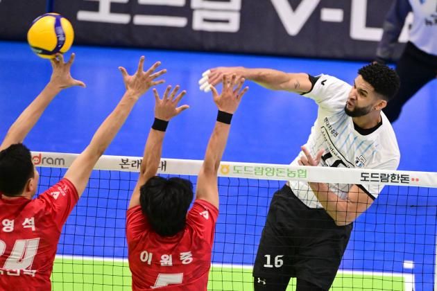 남자 프로배구 현대캐피탈이 레오의 활약에 힘입어 한국전력을 꺾고 14연승을 질주했다. (한국배구연맹 제공)