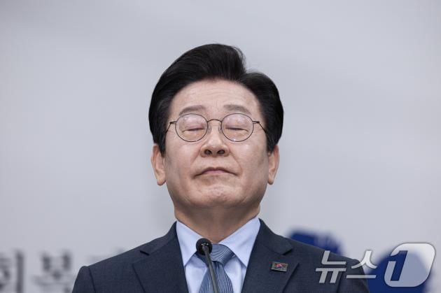 이재명 더불어민주당 대표가 23일 오전 서울 여의도 국회에서 열린 신년기자회견에서 취재진 질문을 듣고 있다. 2025.1.23/뉴스1 ⓒ News1 이재명 기자