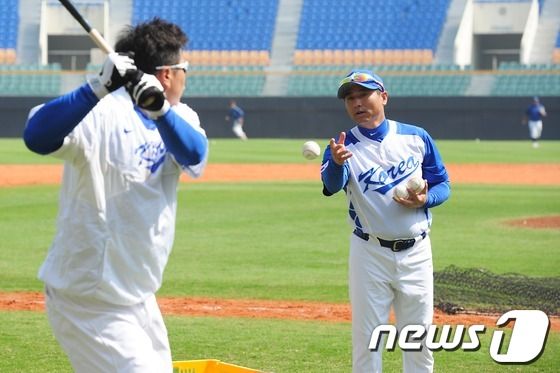 제3회 월드베이스볼클래식(WBC) 야구 대표팀 전지훈련이 벌어지고 있는 17일 대만 도류시 도류구장에서 박정태 코치가 김태균을 지도하고 있다. 2013.2.17/뉴스1
