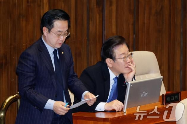 이재명 더불어민주당 대표(오른쪽)와 박성준 원내수석부대표가 지난 12월 13일 오후 서울 여의도 국회에서 열린 제419회국회(임시회) 제3차 본회의에서 윤석열 대통령 위헌적 비상계엄 선포 내란행위 관련 긴급현안질문을 듣고 있다. 2024.12.13/뉴스1 ⓒ News1 안은나 기자