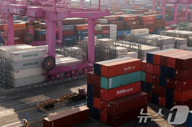 사진은 이날 인천 연수구 인천신항 컨테이너 터미널의 모습. 2025.1.1/뉴스1 ⓒ News1 이동해 기자