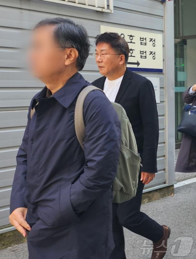 선우은숙의 친언니를 강제 추행한 혐의로 재판에 넘겨진 방송인 유영재가 12일 경기 성남시 수정구 수원지방법원 성남지원에서 열린 첫 재판 후 법정 밖으로 나오고 있다. 2024.11.12/뉴스1 ⓒ News1 배수아 기자