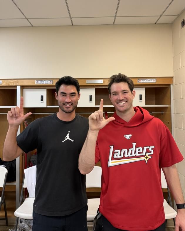 SSG 화이트(왼쪽)와 앤더슨.(SSG 제공)