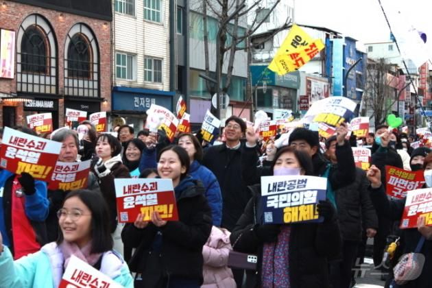 25일 전북 전주시 객사 앞에 모인 시민들이 윤석열 탄핵을 외치고 있다./뉴스1 신준수 기자