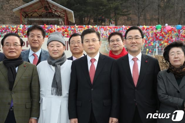 황교안 자유한국당 대표가 2020년 1월 31일 자승 스님 등이 동안거 수행 중인 경기도 하남 위례 상월선원을 찾아 '설선물로 육포를 잘못 전달한 것'에 대한 사과와 함께 법당을 살펴보고 있다.(자유한국당 제공) 2020.1.31/뉴스1